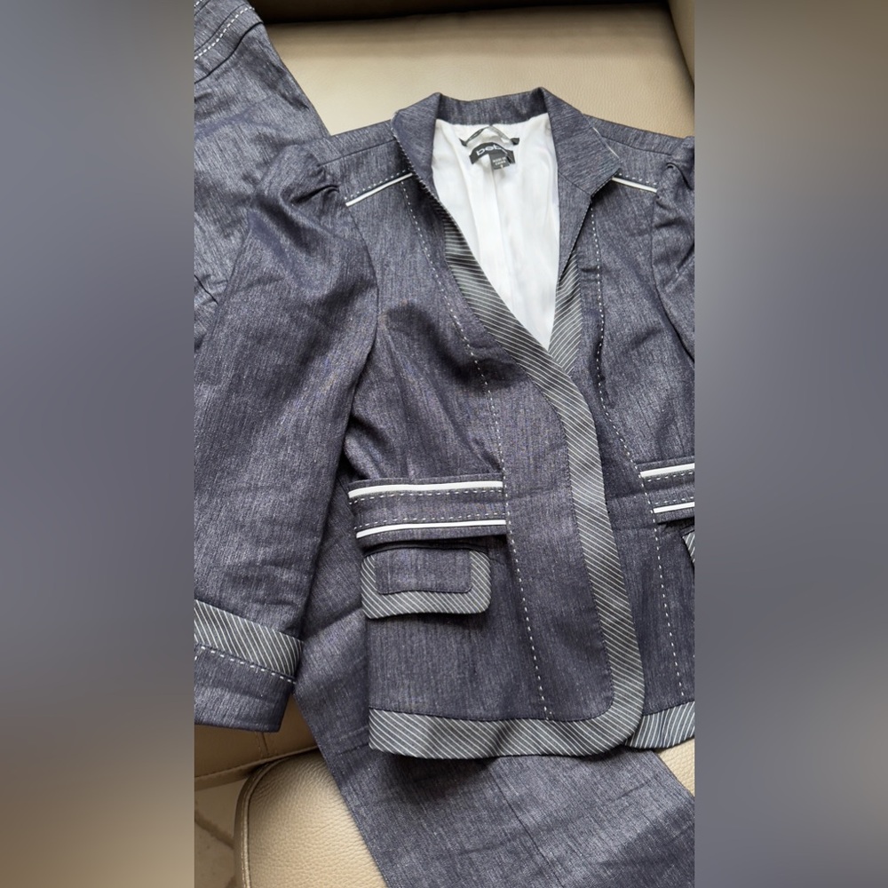 Jacket  and pants suit in size 6, BEBE